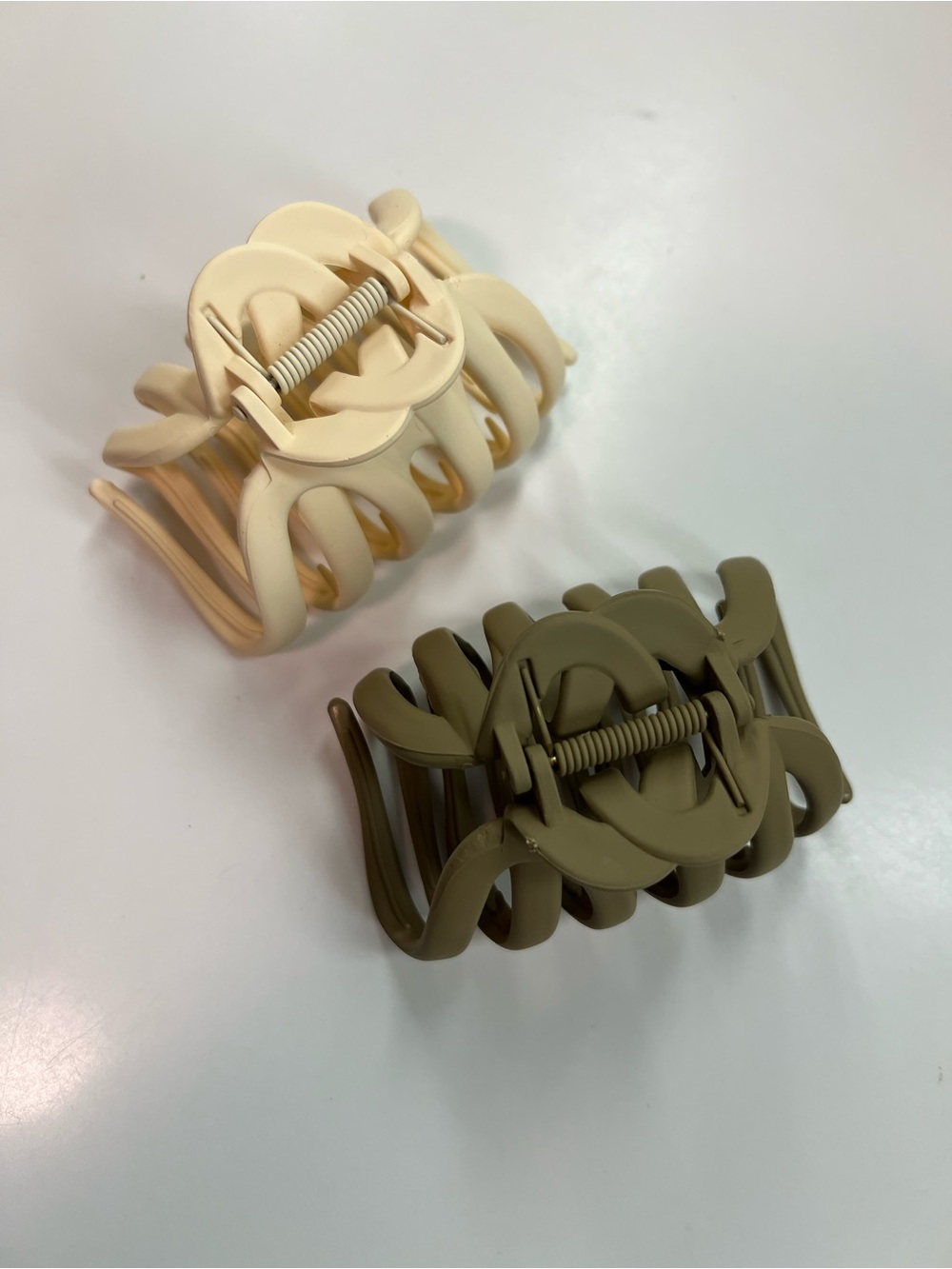 🎉5/$25 Neutral Cream & Light Brown Hair Claw Clips - Set of 2